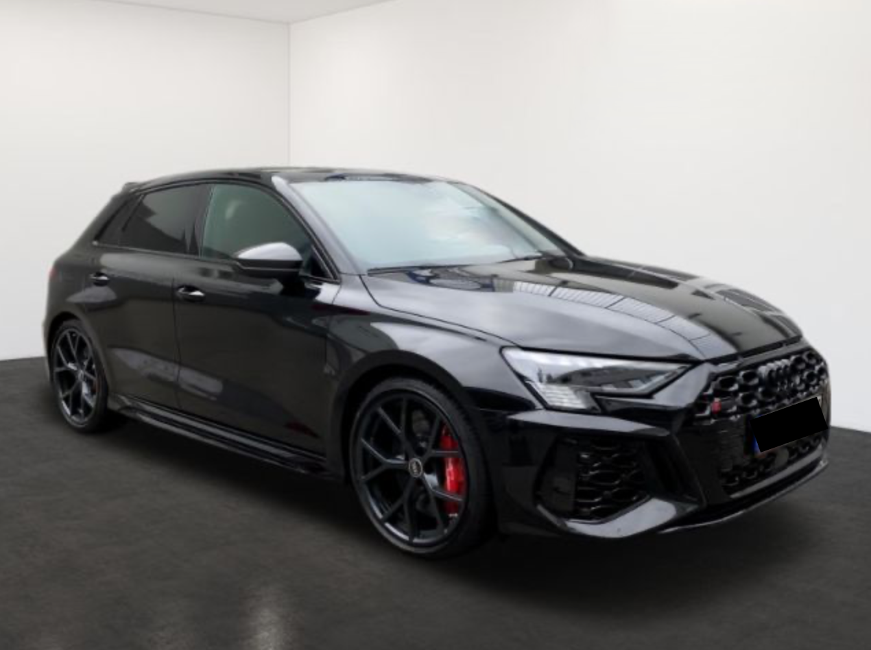 AUDI RS3 SPORTBACK | PŘEDVÁDĚCÍ AUTO SKLADEM | super sportovní hatchback | výkon 400 koní | červený designový paket | super cena 1.699.000,- Kč bez DPH | nákup online na AUTOiBUY.com